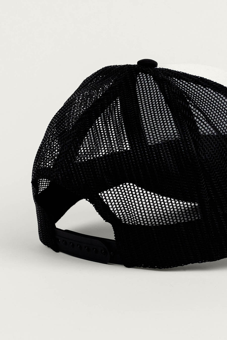 caps-trucker-cap-ac-black-white-137